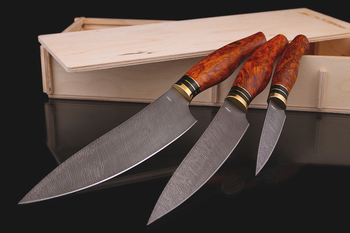 Набор кухонных ножей "Мастер Шеф" клинки дамаск. Рукоять латунь, карельская береза (янтарная).